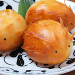 『ハリネズミ饅頭】カリっと揚げられた、カリカリ食感のハリネズミ饅頭はクセになる美味しさ。
