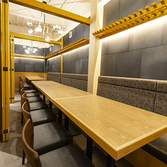 【個室 8×2】プライベート感を重視した個室で大人数でも深い話をしながら楽しめる。高級感が漂う中にも親しみやすさがあり、様々なシーンにご利用いただけます！