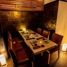 【完全個室｜6名様まで】大切な人をもてなす一席に相応しい上質個室。取引先の接待や同僚との会食など、大切なおもてなしの場にふさわしい、6名様掛けの完全個室もご用意しております。シックなインテリアと落ち着いた照明が、上質でありながらも心和む空間を演出。花びし自慢の逸品とともに、贅沢な夜をお過ごしください。