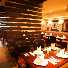 【テーブル席：1～18名様】少人数宴会にも◎カーテンで仕切られた落ち着いた雰囲気！1名様から最大18名様までご利用いただける、広々としたテーブル席。各テーブルはカーテンで仕切られており、周りを気にせず落ち着いてお食事をお楽しみいただけます。少人数での飲み会やご友人との気軽な集まり、お一人様でのご利用にも！