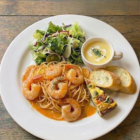 11時から14時まではパスタランチやってます。パフェのみでも大丈夫ですよ！