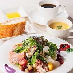 午後のひとときを優雅に彩る。「ランチコース」の贅沢