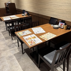 女子会などにも最適な4名テーブル席も！