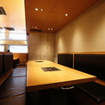 10名様以上のグループ利用も可能なテーブル席をご用意。大人数での食事会やお祝いごとに最適なスペースです。みんなでワイワイと楽しい時間を過ごしながら、自慢の料理をお楽しみいただけます。
