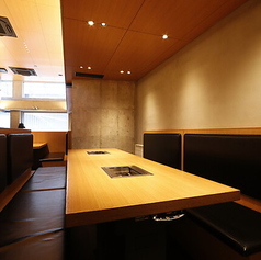 10名様以上のグループ利用も可能なテーブル席をご用意。大人数での食事会やお祝いごとに最適なスペースです。みんなでワイワイと楽しい時間を過ごしながら、自慢の料理をお楽しみいただけます。