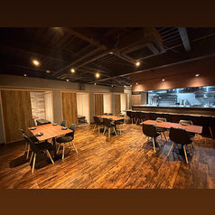 【広々としたテーブル席】広い店内を生かしたゆったりとした空間♪おしゃれな空間で時間を忘れてお過ごしください♪こだわりの内装も要チェック◎