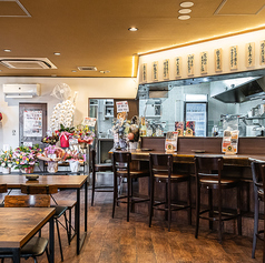 20名まで対応可能な貸切利用では、店内全体を自由に使った一体感のある時間をお過ごしいただけます。昭和レトロな空間と懐かしいBGMが、集まりを程よく盛り上げつつも、落ち着いた雰囲気をキープ。会社の歓送迎会や食事会、仲間内でのちょっとした宴会など、大人数でも周囲を気にせず楽しみたいシーンに最適です。