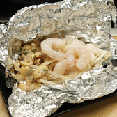 メインのお好み焼きやもんじゃ焼きだけでなく、多彩な鉄板焼きメニューも充実。えび・いか・ほたて・あさりの旨味が凝縮された「塩ダレ海鮮ホイル」をはじめ、ホクホクのじゃが芋にチーズが絡む「じゃがバターチーズベーコン」、お酒が進む「辛口チョリソー」など自慢の逸品を熱々でご堪能いただけます！