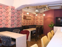 コーナーソファーの席とテーブル席