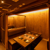 各テーブルは半個室仕様で、周りを気にせずプライバシーを大切にしながらゆったりとお食事を楽しめます。間接照明が優しく灯り、和の趣を感じるモダンで品格ある空間が、特別なひとときを演出。落ち着いた雰囲気の中で、心地よい時間をお過ごしください。