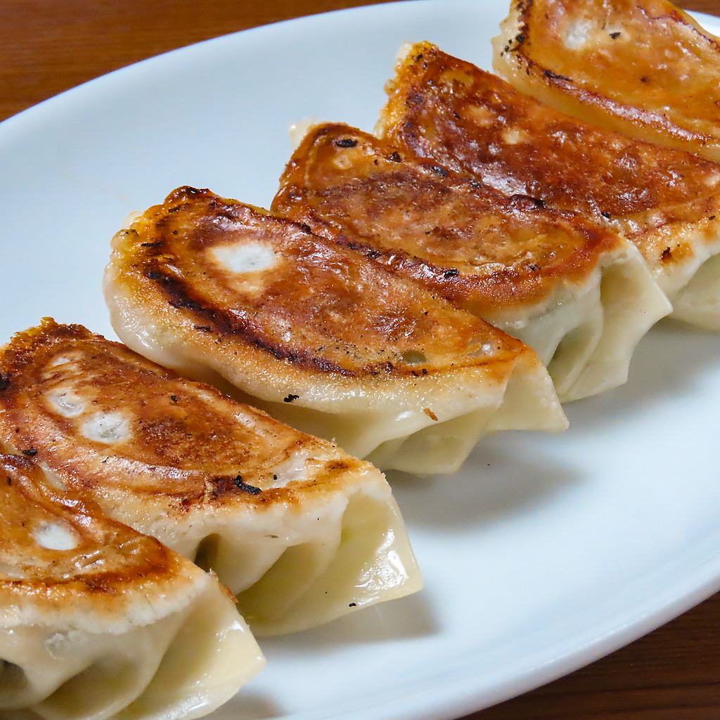 腕によりをかけた『手作り焼き餃子』、外はカリッと中はジューシーなアツアツ餃子をご賞味あれ！