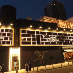 【外観】…錦通と堀川の交差点に、そびえ立つ銀白の大きな建物が当店です。2名様から団体でのご利用まで幅広くお使いいただけます。