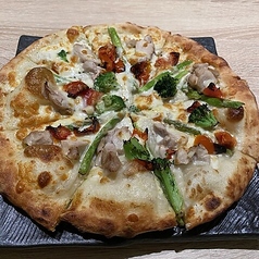 チキンとクリームソースのソースピザ