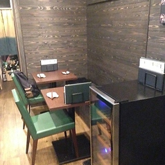 2席掛けのテーブル席は、大切な方とのデートや記念日利用に最適です。落ち着いた空間で、親密な会話と新鮮な海鮮料理を心ゆくまでお楽しみいただけます。