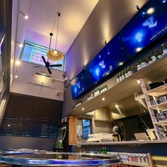 【丸テーブル】韓国酒場の雰囲気を演出するテーブル席です。会話がしやすく距離もぐっと縮まります♪会社仲間のサク飲みから女子会、サークル飲みなど幅広いお集まりにご利用ください。