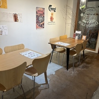 観葉植物に囲まれた落ち着きあるお洒落モダンな店内♪