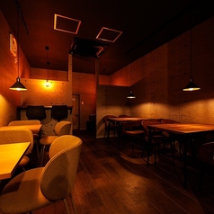 当店では、ソファ席をご用意しております。こちらは2~4名様でご利用可能です。ゆったりとしたお席ですので、おくつろぎいただきながら、お食事をお楽しみいただけます。親しいご友人との集まりや、カジュアルな飲み会などにもおすすめです♪美味しいお料理とともに、皆様で思い出に残る楽しい時間をお過ごしくださいませ◎
