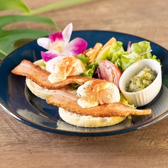 ベーコンエッグベネディクト