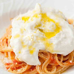 甘いトマトとブッラータチーズのスパゲティ