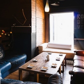 ゆったりくつろげるソファー席をご用意。