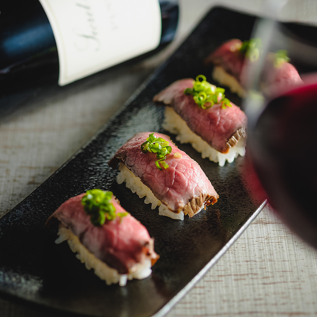 低温熟成調理された赤身肉の「特選和牛の握り」は１貫からオーダーできます！