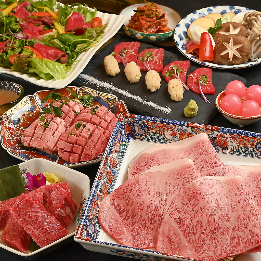 2時間飲み放題付【究極コース】。自家製ローストビーフや華やかなタン、サーロインを心ゆくまで堪能