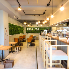 大人数の集まりや、歓送迎会にもご利用いただけるイートインスペースの貸し切りを承っております◎大皿料理で楽しむパーティプランもございます♪落ち着いた空間を皆様だけでお使いいただけますので、プライベートな会合に最適です。