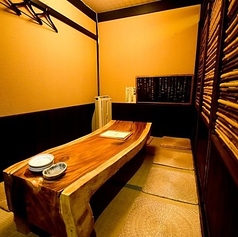プライベート感を大切にした空間で、特別な時間をお過ごしいただける個室。静かで落ち着いた雰囲気は、大切な接待や、記念日などのハレの日の食事、親しいご友人との語らいの場に最適です。周りの喧騒を忘れ、心置きなく会話を楽しんでいただけます。きめ細やかなおもてなしで、思い出に残るひとときを演出いたします。