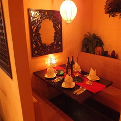 【ソファー席：1～5名様】デートや記念日のご利用にもおすすめ！1名様から5名様までご利用可能。日常を忘れさせるような、リゾート気分満点のソファー席をご用意しております。特別な空間は、大切な方とのデートや記念日のご利用に最適です。極上のリラックス空間で、ゆったりとした時間をお過ごしください。