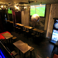 使い勝手の良いテーブル席は、お仲間とのカジュアルな飲み会やパーティーに最適です。広々とした配置で、周囲を気にせず会話を楽しめるのが魅力。最新のダーツやゲームを楽しみながら、賑やかな夜を過ごすのにぴったりのテーブル席です。