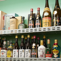当店自慢の青島ビールと紹興酒の写真