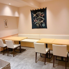 少人数でのご利用やデート、ご友人同士のお食事に最適な2名様用テーブル席（計4卓）です。隣を気にせずリラックスして会話が弾む落ち着いた空間で、手作りの温かいおばんざいとお好きなお酒をじっくりお楽しみいただけます。