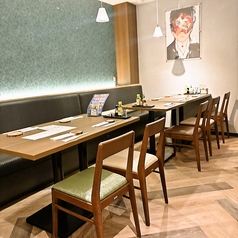 背もたれも気にせず、まったりとお過ごしいただけるソファー席。お仕事やお買い物帰りにも最適♪