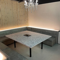 2名様から7名様までご利用可能な完全個室のソファー席が1部屋ございます。別料金でカラオケ歌い放題の特別な空間です。