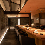 店内は12席のカウンター席のみ。上質な空間で、職人の紡ぐ料理を目の前にゆっくりと堪能ください。