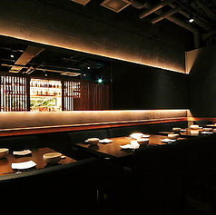 各種宴会や、お食事会に、落ち着いた雰囲気のメインフロアーにテーブル席をご用意。全22席。人数に合わせてセッティングいたします。