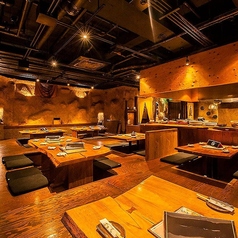 【掘りごたつ席：～4名様】店内は全席掘りごたつ席をご用意。こちらのお席の人数は最大8名様までご利用可能。雰囲気抜群の落ち着いた空間は、仲の良いご友人同士やご家族でのお食事など、幅広くご活用いただけます。洞窟をイメージしており、非日常的な雰囲気が楽しめます。いつもと違う気軽なお食事や女子会にもぴったり♪