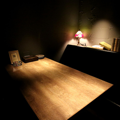 現代的な色調とクラシックインテリアが融合した個室ソファー席