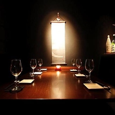 少人数の接待や会食にお薦めの完全個室。重厚感あるテーブル、温かみのある照明の中、周りを気にせず、ゆっくりお過ごし頂けるお席です。