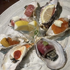 牡蠣に肉や鮮魚を乗せてRAKUGAKIオイスタープレートにして用意！