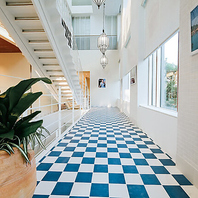 映画のワンシーンのようなドラマチックな内装