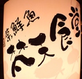 店内に灯りをともす光