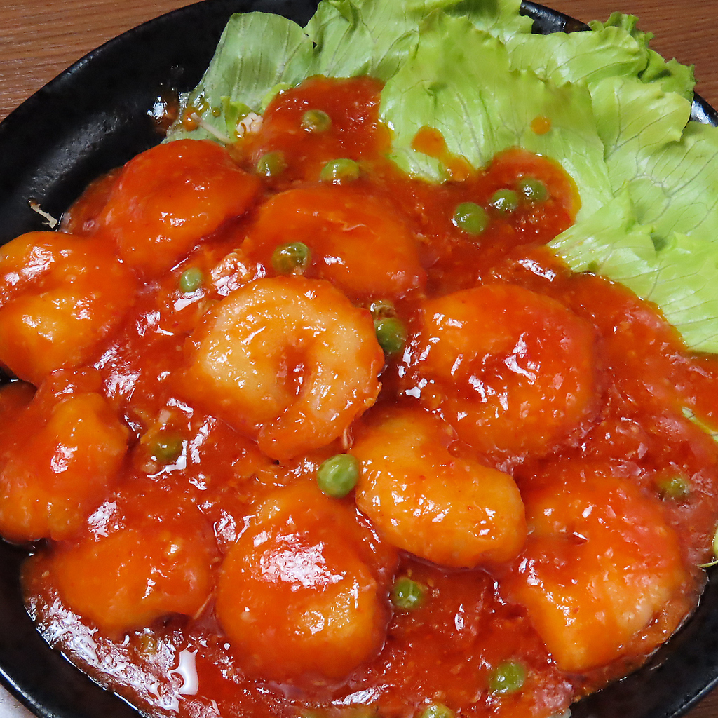 プリップリのエビを沢山使用したエビチリも当店おすすめのメニューです！