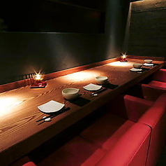 カウンタータイプの横並びカップルシートをご用意。大切な方との素敵なお時間を是非このお席でお過ごしください。