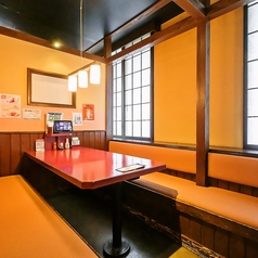 落ち着いた店内空間にあるオープンテーブル席は個室ではなくとも、ゆったりとお食事を楽しむことが可能です。宴会コースや美味しい逸品料理、種類豊富なドリンクをご用意してお待ちしております。