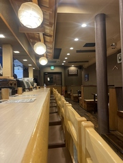 広いカウンター席