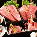 さっぱりとどんどん食べれるハネシタや、特選ロースなどが味わえる心斎厳選4種盛り7150円(税込)も◎