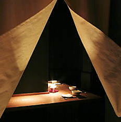 落ち着いてお食事が楽しめる2~3名様向けL字型の完全個室ソファー席もご用意。親しいお仲間との会食に最適です。ソファー席なので、ゆっくりお寛ぎ頂けます。