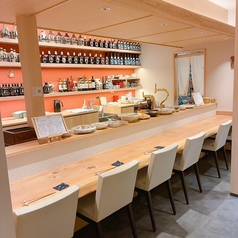 おひとり様でも気兼ねなくお立ち寄りいただけるカウンター席を6席ご用意しております。仕事帰りのサク飲みや、今日一日の疲れを癒やしたい夜にぴったりの特等席です。女将との会話を楽しみながら、日替わりのおばんざいとお酒をゆったりご堪能いただけます。