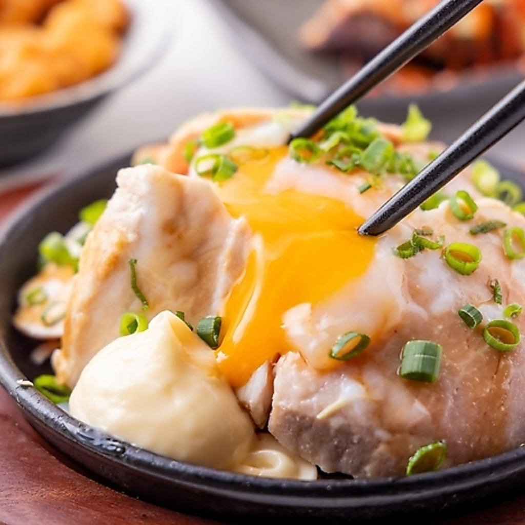 均タロー名物！チャーシューに卵を添えて特性ソースで仕上げました！ぜひご賞味あれ！